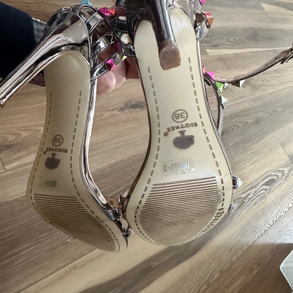 Gorgeous Multicolor studded heeled sandals - Picture 3 of 3